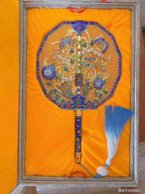中国工艺美术大师曾建中景泰蓝花丝镶嵌作品《蝶花扇》